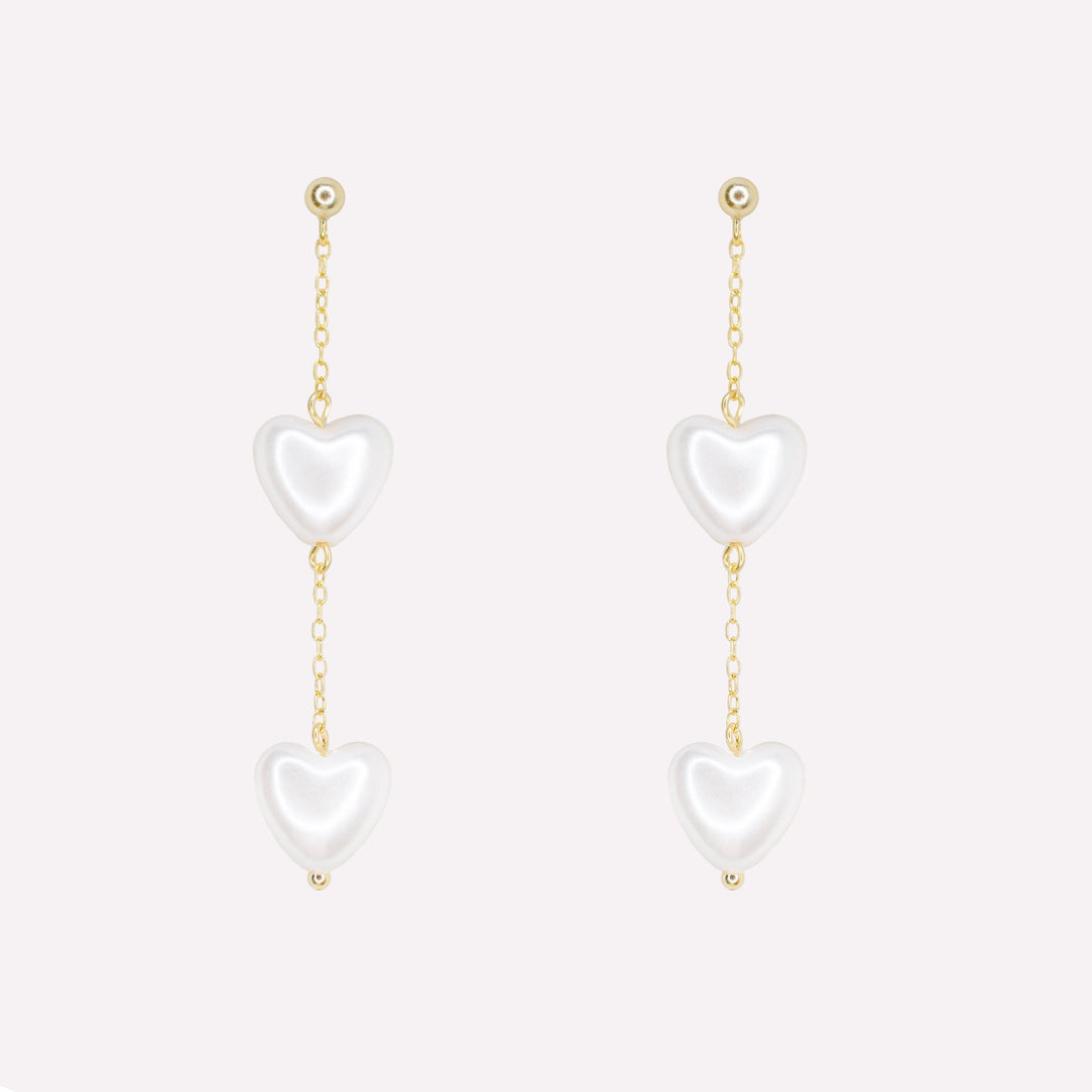 Dangling clip on earrings in gold with heart shaped pearls