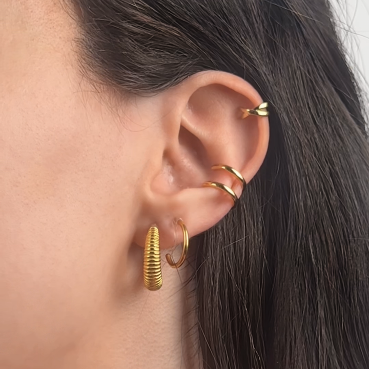 SMALL RIBBED HOOP CLIP-ON EARRINGS IN GOLD